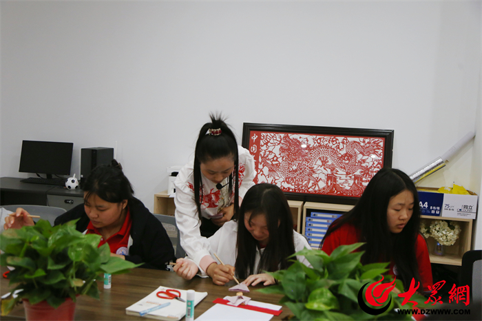 菏泽市首届大学生牡丹文化节“非遗大师进校园”必一体育官网下载活动走进菏泽家政职业学院_新闻_大众网必一体育下载(图6)